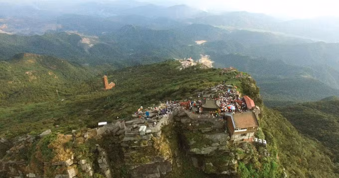 Địa hình khu A thấp dần từ Bắc (chùa Đồng) xuống Nam (chùa Lân), đã tạo nên cảnh quan hùng vĩ cho Danh thắng Yên Tử. Tuy nhiên, địa hình ở đây bị chia cắt khá mạnh, độ dốc trung bình từ 20-250, có nơi >400.