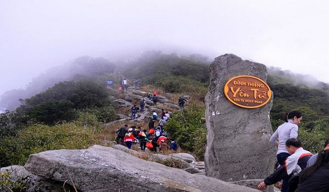 Về mặt địa giới: Phía Bắc giáp khu bảo tồn thiên nhiên Tây Yên Tử, huyện Sơn Động, tỉnh Bắc Giang; Phía Đông giáp khu vực than Thùng xã Thượng Yên Công; Phía Tây giáp xã Tràng Lương, xã Hồng Thái Đông, huyện Đông Triều; Phía Nam là địa bàn phường Phương Đông.