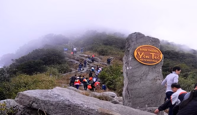 Về mặt địa giới: Phía Bắc giáp khu bảo tồn thiên nhiên Tây Yên Tử, huyện Sơn Động, tỉnh Bắc Giang; Phía Đông giáp khu vực than Thùng xã Thượng Yên Công; Phía Tây giáp xã Tràng Lương, xã Hồng Thái Đông, huyện Đông Triều; Phía Nam là địa bàn phường Phương Đông.