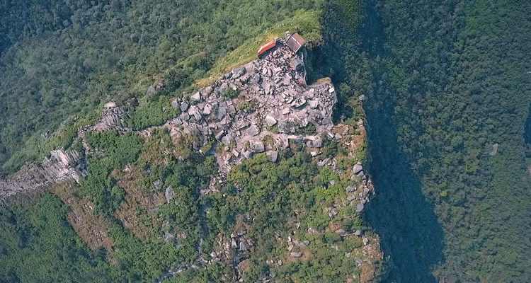 Đặc biệt nơi đây còn ẩn chứa nhiều giá trị lịch sử, văn hóa, tâm linh cùng với một quần thể di tích kiến trúc tôn giáo lớn tồn tại hàng trăm năm, gắn liền với sự nghiệp tu hành của Hoàng đế Trần Nhân Tông – người đã sáng lập lên Thiền phái Trúc Lâm Yên Tử, hay còn gọi là Phật giáo của Việt Nam.