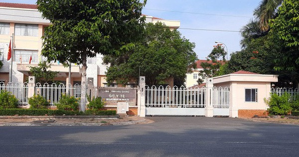  Công ty Việt Á từng cho người mang 450 triệu đến nhà Giám đốc CDC Hậu Giang: Liên quan đến những sai phạm của công ty Việt Á, ông Nguyễn Văn Lành – Giám đốc Trung tâm Kiểm soát bệnh tật (CDC) tỉnh Hậu Giang cho biết, một người tên Nguyên thuộc Công ty Việt Á từng mang một túi quà bên trong có 450 triệu đồng đến nhà ông Lành, nói là “bồi dưỡng anh em chống dịch”. Ngay sau đó, ông Lành đã báo cáo UBND tỉnh và bàn giao mang túi quà cho cơ quan công an. 