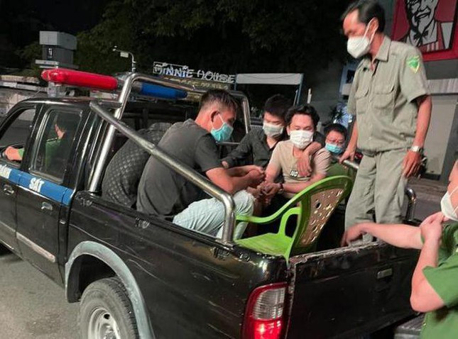  Bị đột kích, dân bay tẩu tán ma túy và lẩn trốn bất thành: Kiểm tra đột xuất quán bar Paradise 89 Club, công an quận Tân Phú (TP HCM) bắt quả tang cả trăm “dân bay” vẫn còn say sưa bên các ly rượu ngoại. Lập tức, các “dân bay” đã phi tang các túi nilon chứa ma túy xuống sàn và tìm cách lẩn trốn. Công an quận Tân Phú đã đưa 6 đối tượng sử dụng trái phép chất ma túy về trụ sở xử lý.
