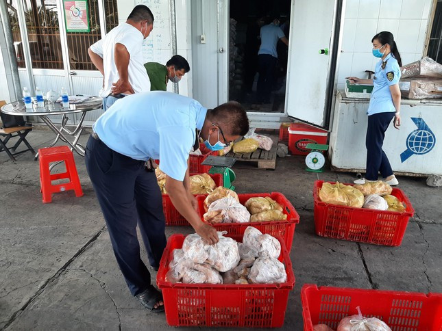  Phát hiện gần 3,5 tạ đùi gà, móng trâu, má heo không rõ nguồn gốc: Kiểm tra cửa hàng thực phẩm T.V (địa chỉ: Quốc lộ 91, khu vực 15, phường Châu Văn Liêm, quận Ô Môn), Cục Quản lý thị trường TP Cần Thơ phát hiện cửa hàng này kinh doanh hàng hóa không rõ nguồn gốc, xuất xứ. Tang vật vi phạm là 345kg thực phẩm đông lạnh các loại gồm đùi gà, chân gà, móng trâu, bao tử trâu, cánh gà, lườn cá hồi, mề gà, tim gà, thịt má heo. 