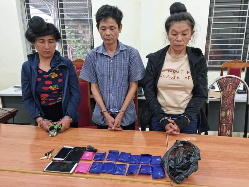  Tóm vợ, lòi ra chồng cũng ôm "hàng trắng": Công an huyện Sông Mã phối hợp Đồn biên phòng Cửa khẩu Chiềng Khương bắt giữ 2 đối tượng gồm: Lường Thị Ban (SN 1970, trú tại bản Nà Nong, xã Chiềng Lao, huyện Mường La) và Cà Thị Sơn (SN 1971, trú tại bản Ten Pạnh, xã Chiềng Khương, huyện Sông Mã). Thu giữ tang vật 14 túi hồng phiến khoảng 2.800 viên, 1 gói heroin và một số vật chứng liên quan khác. 