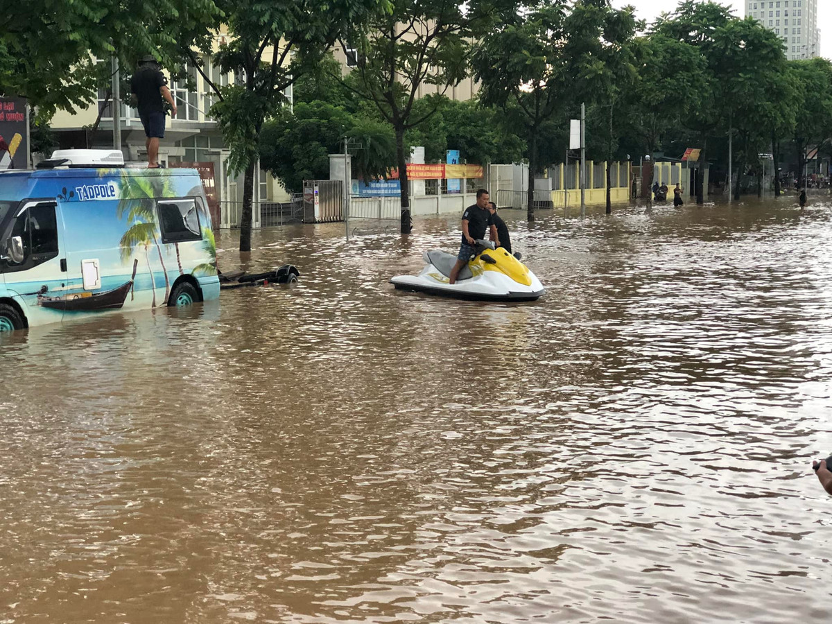 Nhưng thực tế, cơn mưa lớn tại Hà Nội cũng đã "nhấn ngụp" cả xe gầm cao.