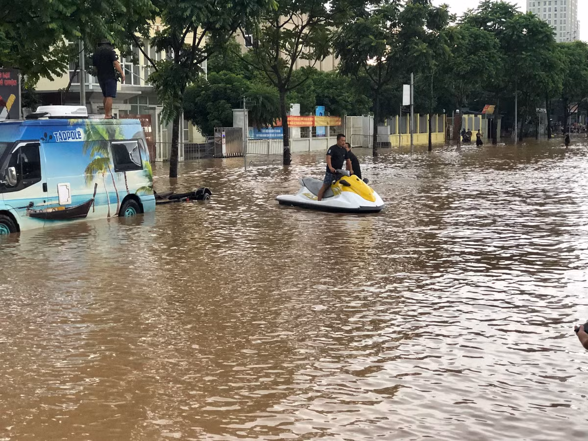Nhưng thực tế, cơn mưa lớn tại Hà Nội cũng đã "nhấn ngụp" cả xe gầm cao.