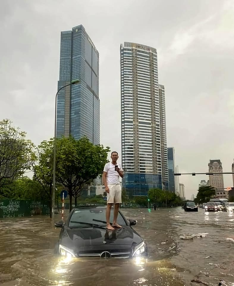 Một chủ xe "mở lòng" đón nhận sự ngập nước. Ảnh Dân Trí.