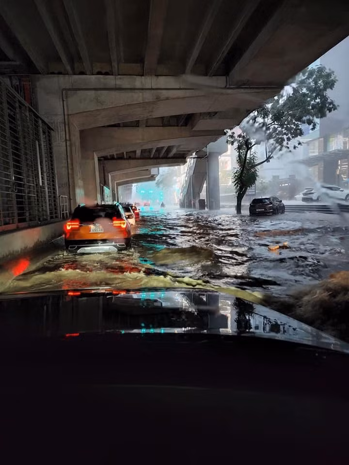 Một tài xế có kinh nghiệm lâu năm cho biết nếu muốn di chuyển qua đoạn đường ngập nước cần phải đánh giá tình hình một cách cẩn thận. Đối với các dòng xe gầm cao, việc đi qua đường ngập nước sẽ dễ dàng hơn xe gầm thấp. Tuy nhiên để an toàn, nếu chỗ ngập sâu nhất chỉ tới nửa bánh xe thì tài xế mới nghĩ tới việc đi qua.