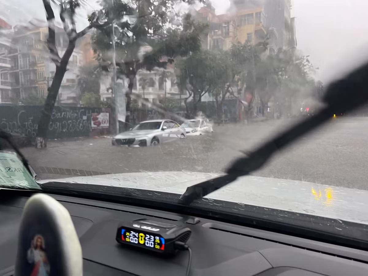 Những chiếc xe ô tô phải "tập bơi" bất đắc dĩ.