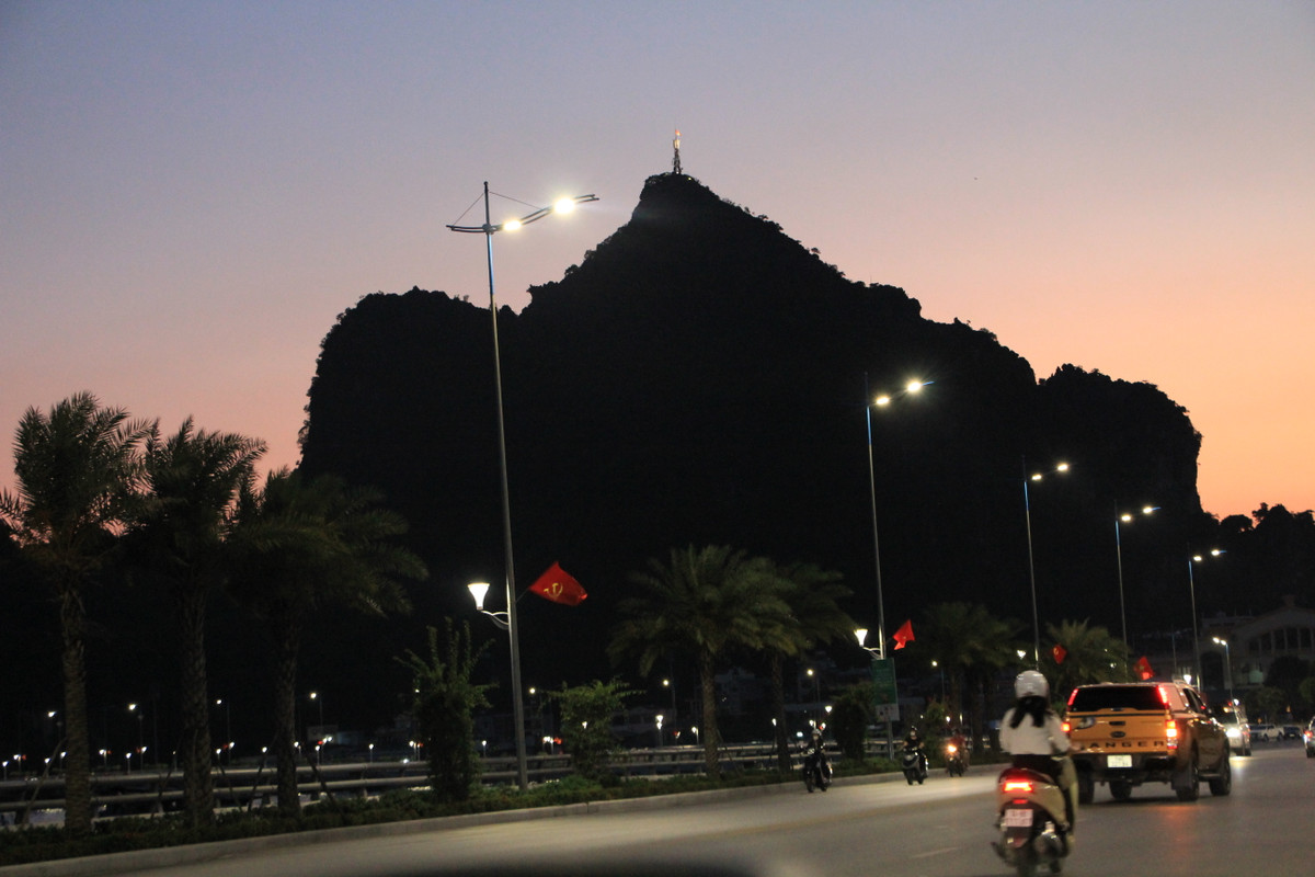 Do đó, rất mong chính quyền tỉnh Quảng Ninh sớm có phương án tu bổ, đầu tư phát triển núi Bài Thơ để các điểm di tích thuộc nhiều loại hình như lịch sử, danh lam thắng cảnh của núi Bài Thơ mang nhiều giá trị về lịch sử, văn hóa, thẩm mỹ, giáo dục...