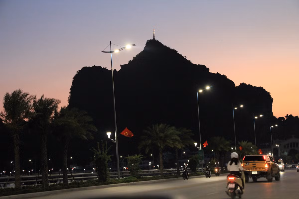 Do đó, rất mong chính quyền tỉnh Quảng Ninh sớm có phương án tu bổ, đầu tư phát triển núi Bài Thơ để các điểm di tích thuộc nhiều loại hình như lịch sử, danh lam thắng cảnh của núi Bài Thơ mang nhiều giá trị về lịch sử, văn hóa, thẩm mỹ, giáo dục...