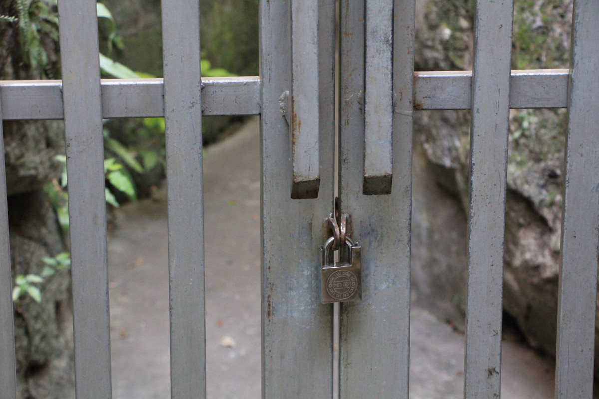 Việc đóng chặt cửa lối lên núi Bài Thơ trong thời gian dài đang thể hiện sự loay hoay trong phương án bảo tồn, phát huy giá trị văn hóa, lịch sử của chính quyền địa phương Quảng Ninh.