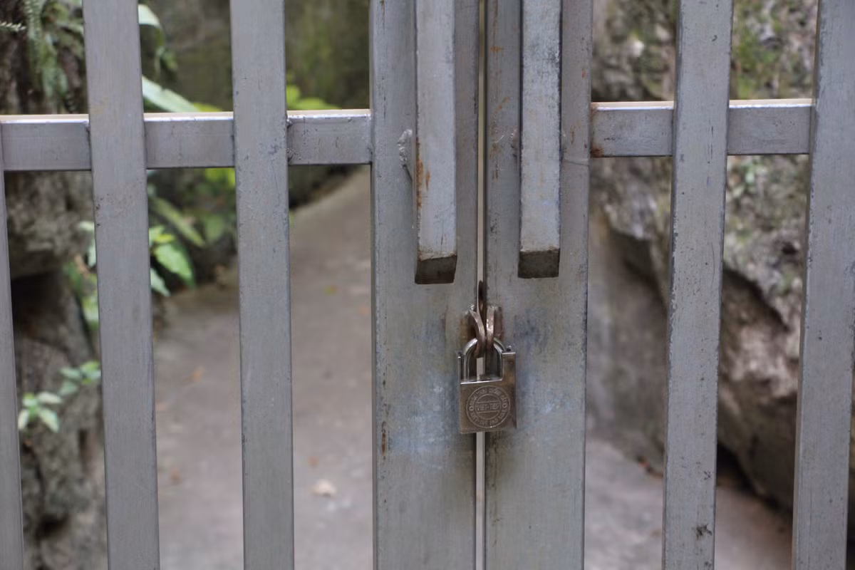 Việc đóng chặt cửa lối lên núi Bài Thơ trong thời gian dài đang thể hiện sự loay hoay trong phương án bảo tồn, phát huy giá trị văn hóa, lịch sử của chính quyền địa phương Quảng Ninh.