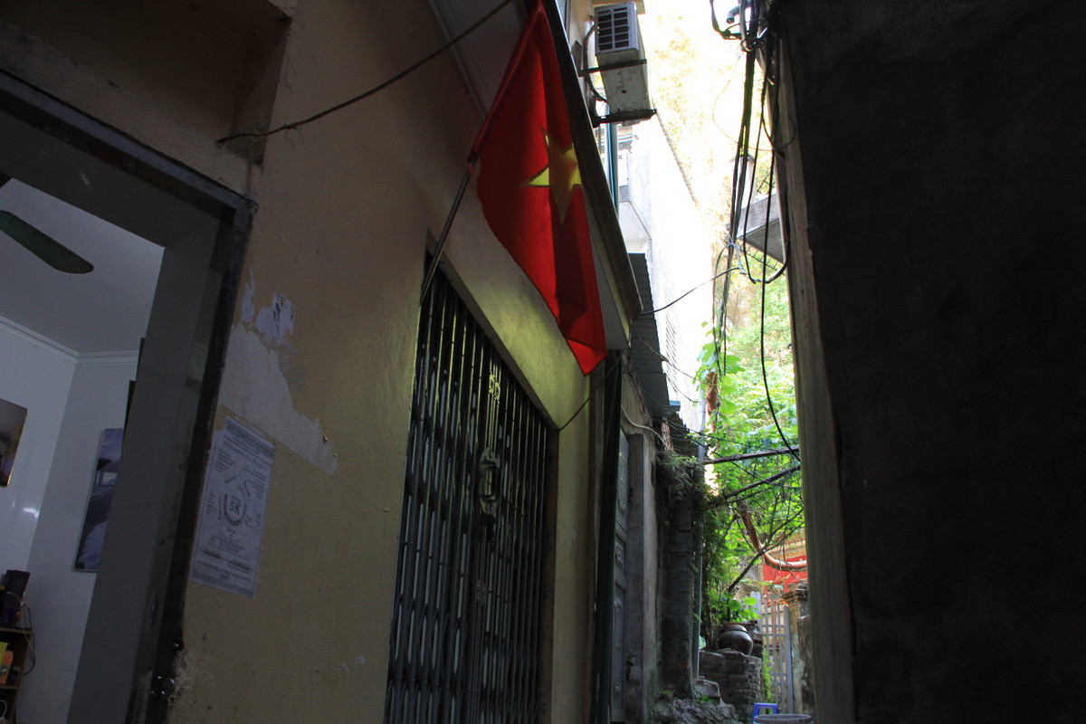 Việc từ lâu bị lãng quên và hiện còn đóng cửa núi Bài Thơ là một sự đáng tiếc. Lẽ ra, với những giá trị đặc biệt của mình, núi Bài Thơ phải trở thành một điểm du lịch trọng điểm của Hạ Long và là nơi phát huy giá trị tinh thần cách mạng của người đất mỏ Quảng Ninh.