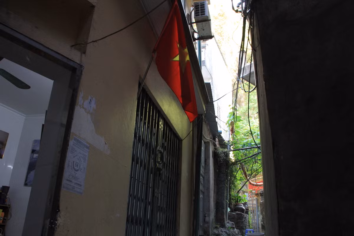 Việc từ lâu bị lãng quên và hiện còn đóng cửa núi Bài Thơ là một sự đáng tiếc. Lẽ ra, với những giá trị đặc biệt của mình, núi Bài Thơ phải trở thành một điểm du lịch trọng điểm của Hạ Long và là nơi phát huy giá trị tinh thần cách mạng của người đất mỏ Quảng Ninh.