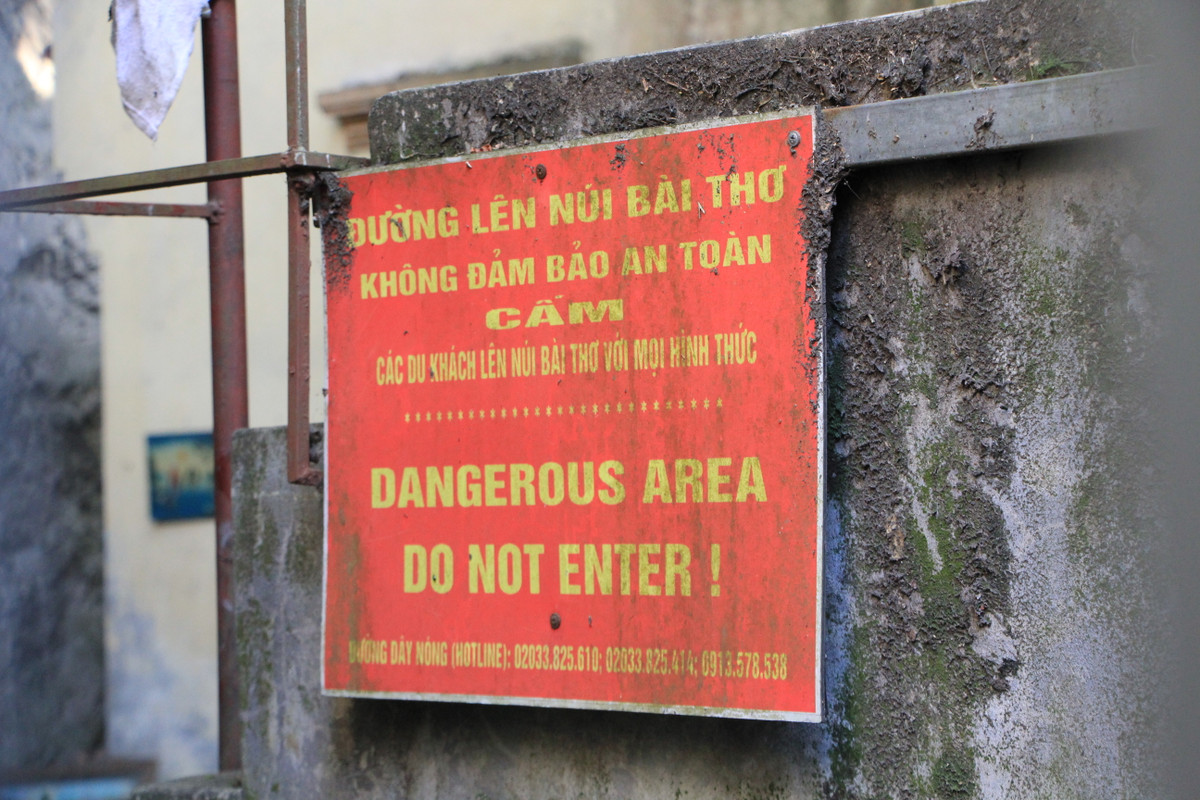 Người dân lo ngại về việc một phần di tích của núi Bài Thơ bị lãng quên, bị bỏ rơi nếu cứ mãi dựng rào cấm.