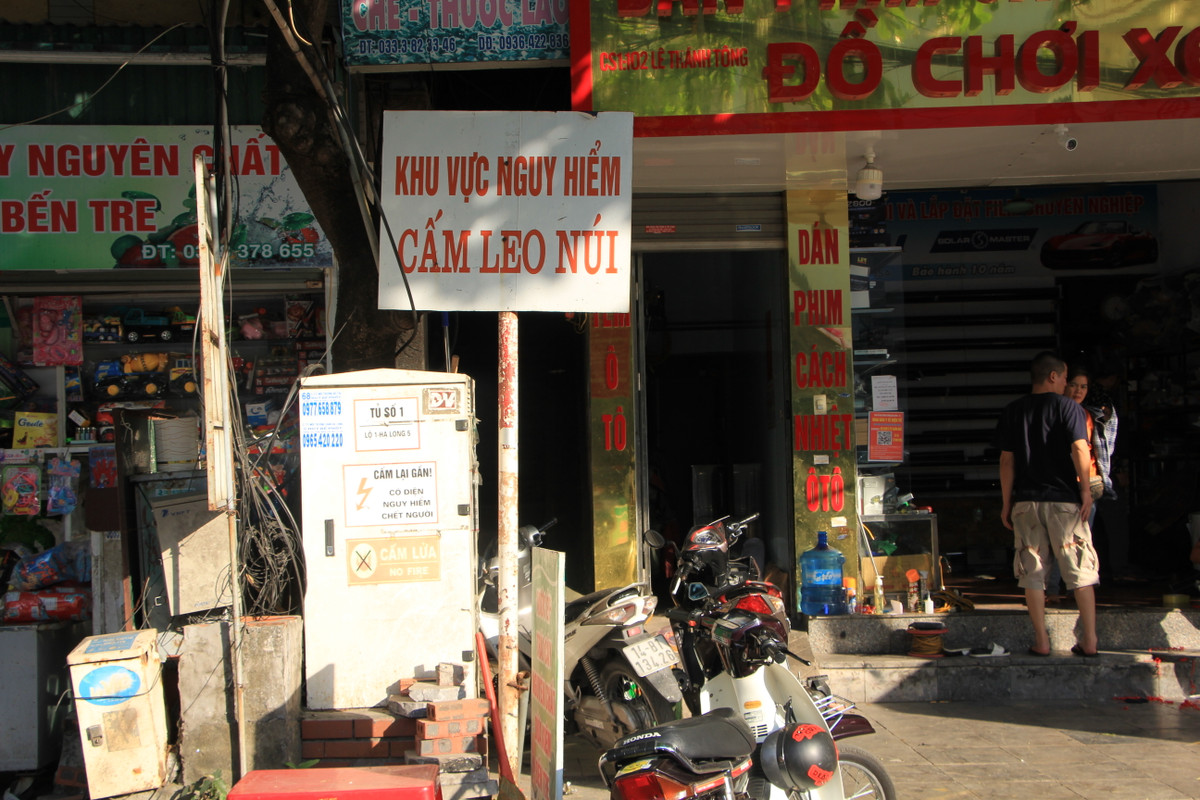 Tuy nhiên, hơn 5 năm qua núi Bài Thơ đã bị rào chắn, đóng kín cửa, thậm chí là được xây một bức tường bê tông kiên cố và dựng biển cấm du khách, người dân leo lên núi vì địa hình trơn trượt, nguy hiểm. Từ đây, di tích lịch sử, thắng cảnh núi Bài Thơ nổi tiếng của Quảng Ninh dường như "biến mất" khỏi bản đồ du lịch của địa phương này.