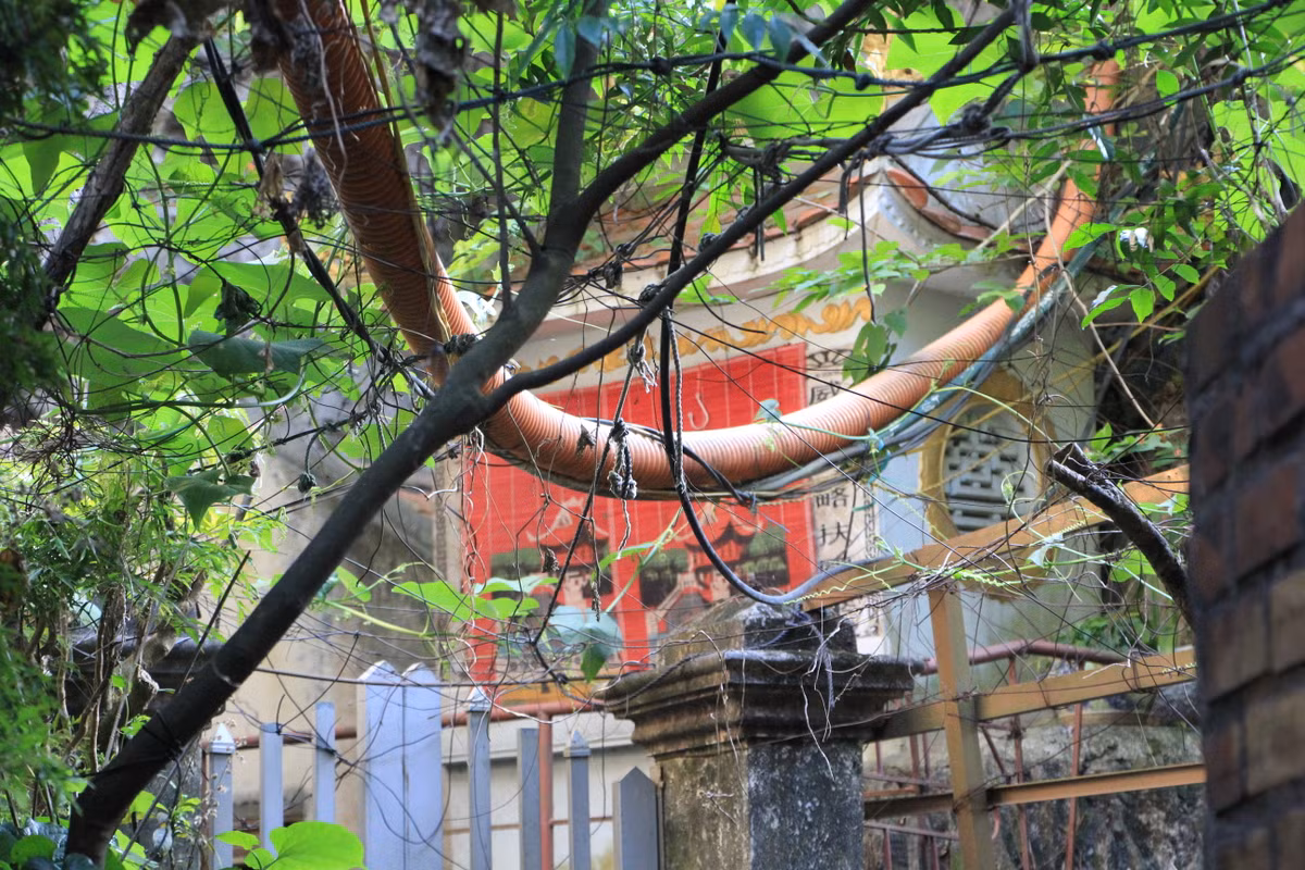 Nhưng giờ đây những dòng lịch sử này đang bị "ẩn" sau hàng rào sắt, ít ai được phổ biến, tiếp cận.