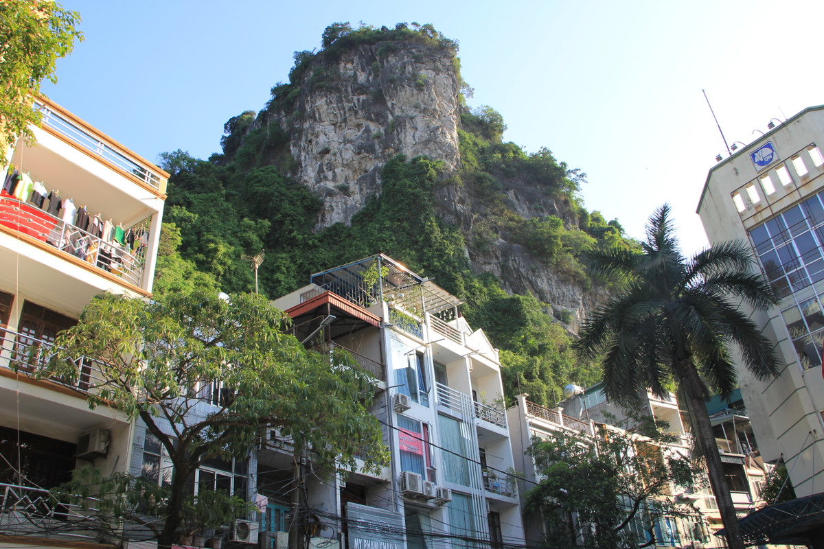  Núi Bài Thơ nằm ở trung tâm TP Hạ Long. Ba mặt núi là những khu dân cư đông đúc, phía tây và phía nam núi kề bên Vịnh Hạ Long xinh đẹp. Núi Bài Thơ là nơi ghi lại dấu ấn lịch sử, là biểu tượng của đất mỏ, nơi quần tụ của nhiều di tích nổi tiếng.