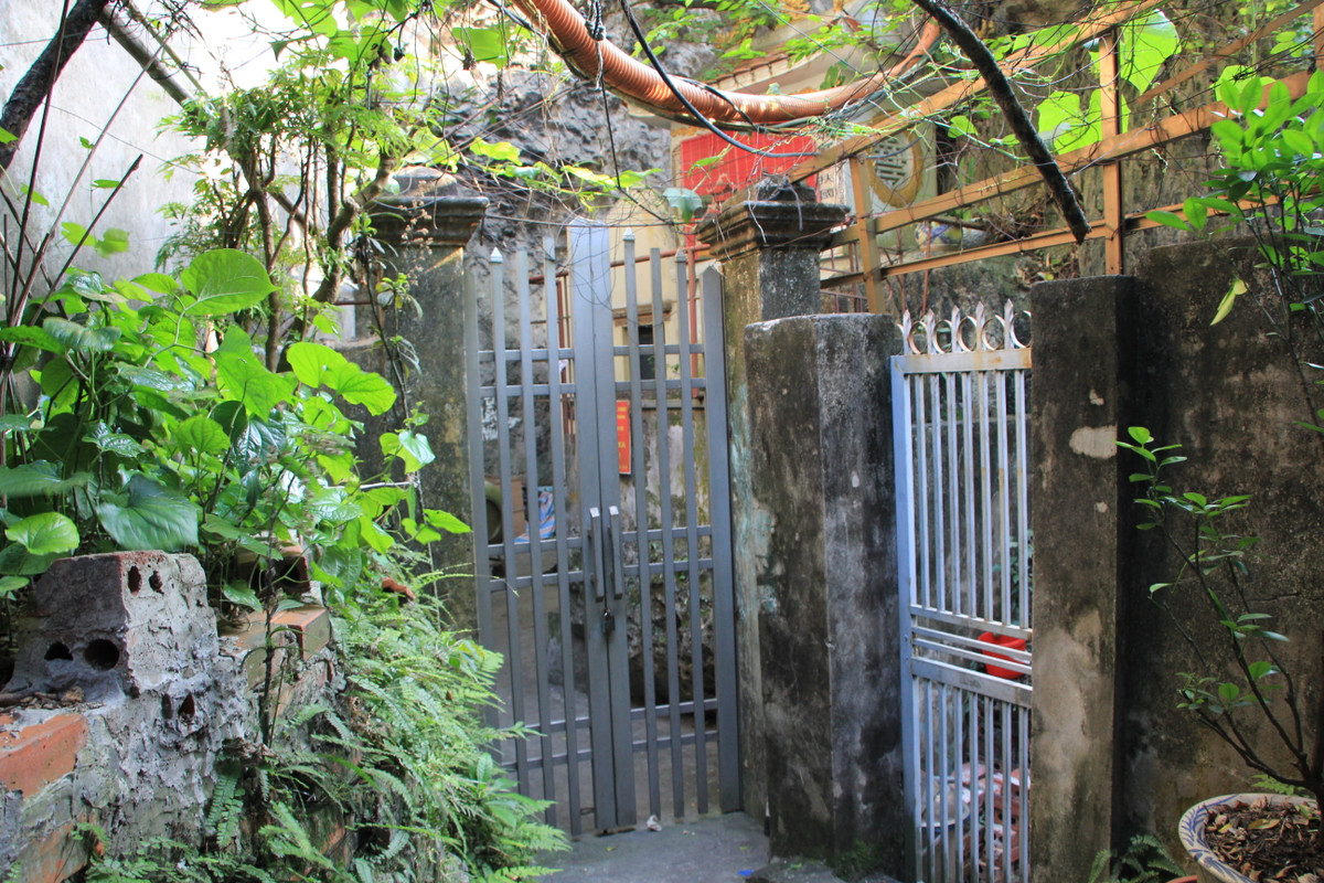 Được biết, núi Bài Thơ đã được Bộ Văn hóa Thông tin (Bộ VHTTDL) cấp bằng công nhận là Di tích lịch sử, thắng cảnh theo Quyết định số 1140/QĐ/BT, ngày 31/8/1992 (Bổ sung khu di tích thắng cảnh vịnh Hạ Long - Quyết định số 313 VH/QĐ, ngày 28/4/1962). Nhưng hiện một phần di tích này đã bị khóa kín mà không biết thời gian mở cửa trở lại.