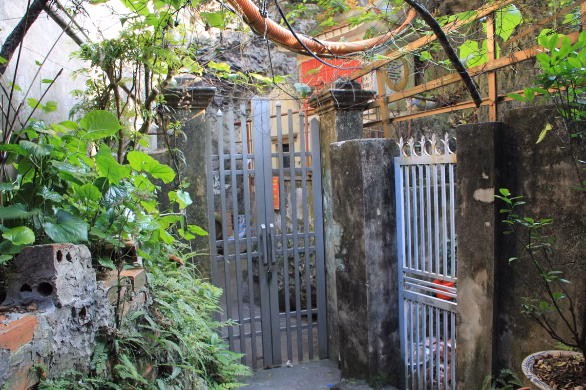 Được biết, núi Bài Thơ đã được Bộ Văn hóa Thông tin (Bộ VHTTDL) cấp bằng công nhận là Di tích lịch sử, thắng cảnh theo Quyết định số 1140/QĐ/BT, ngày 31/8/1992 (Bổ sung khu di tích thắng cảnh vịnh Hạ Long - Quyết định số 313 VH/QĐ, ngày 28/4/1962). Nhưng hiện một phần di tích này đã bị khóa kín mà không biết thời gian mở cửa trở lại.