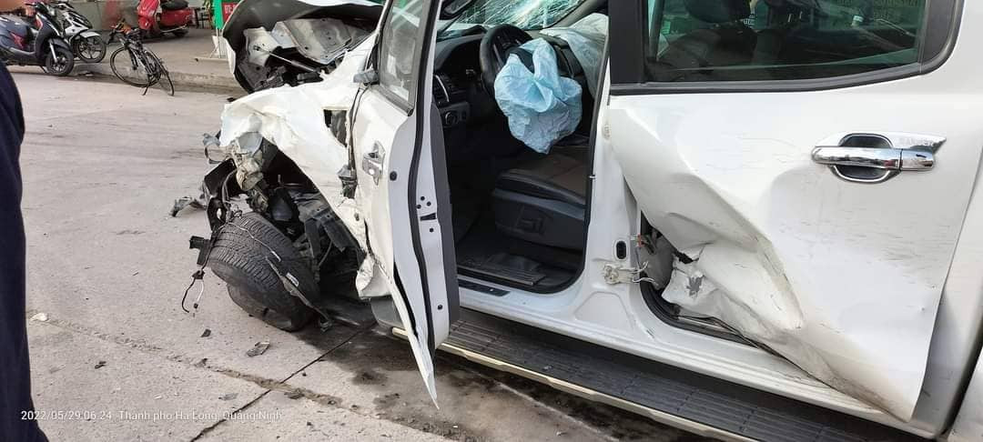 Nhận được tin báo, các lực lượng chức năng đã có mặt tại hiện trường tiếp nhận vụ việc, tiến hành xác minh, truy tìm tài xế, làm rõ nguyên nhân để xử lý theo quy định của pháp luật.