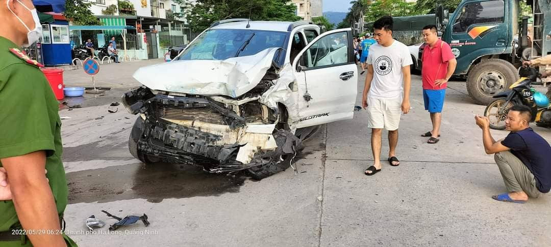 Đội Cảnh sát giao thông, trật tự, Công an thành phố Hạ Long, cho biết khoảng 5h30 sáng cùng ngày, một chiếc xe bán tải màu trắng, biển kiểm soát 14C-229.04 đã đâm liên hoàn vào khoảng 10 xe đỗ ở bên đường thuộc phường Hùng Thắng.