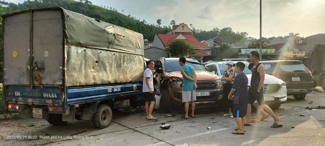 Sau khi gây ra cú đâm hàng loạt, tài xế xe bán tải đã rời khỏi hiện trường.