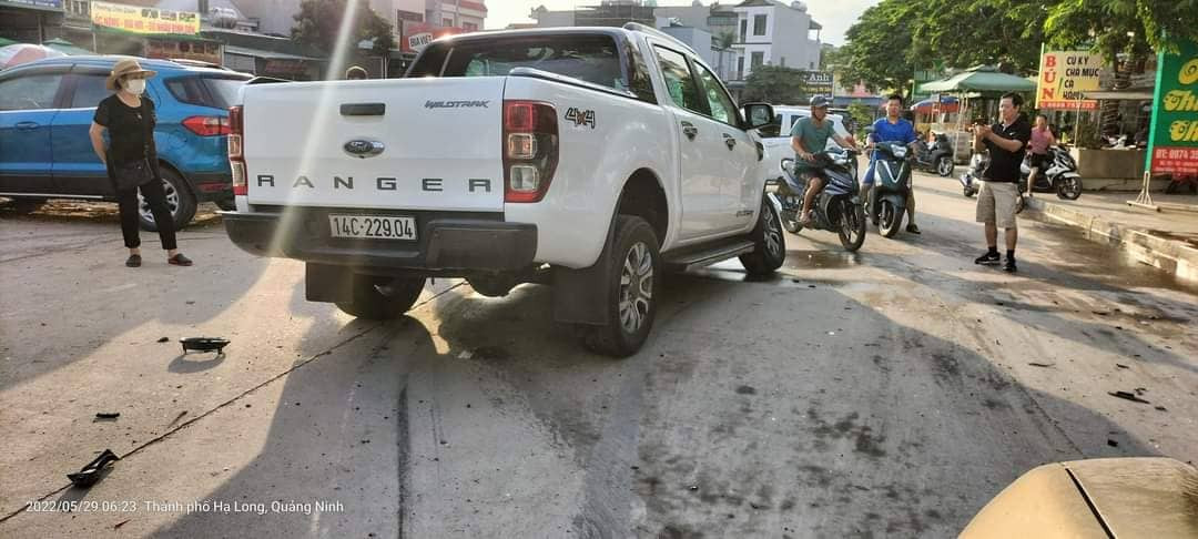Sáng 29/5, người dân sống tại khu vực tổ 7, khu 2, phường Hùng Thắng, thành phố Hạ Long, tỉnh Quảng Ninh, bất ngờ khi thấy hàng loạt ôtô đang đỗ bên đường bị một xe bán tải đâm liên hoàn, khiến nhiều xe hư hỏng nặng.