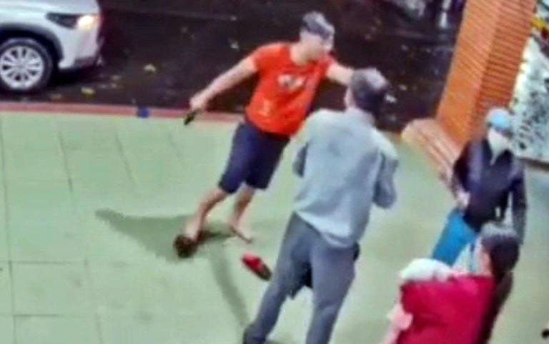 Tháng 10/2021, một cán bộ công an phường ở Quảng Nam bị tạm đình chỉ công tác do có hành vi dùng roi điện dí vào người nam thanh niên bị còng tay vào cửa sổ gây phẫn nộ dư luận. 