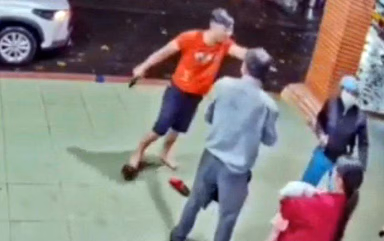 Tháng 10/2021, một cán bộ công an phường ở Quảng Nam bị tạm đình chỉ công tác do có hành vi dùng roi điện dí vào người nam thanh niên bị còng tay vào cửa sổ gây phẫn nộ dư luận. 