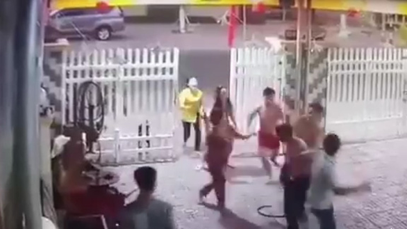 Tháng 6/2019, Công an TP Châu Đốc, An Giang khởi tố vụ án, khởi tố bị can và cấm đi khỏi nơi cư trú 2 cựu công an TP Châu Đốc là thượng úy Nguyễn Duy Linh và thiếu úy Nguyễn Minh Luân (anh em ruột) về tội danh "cố ý gây thương tích". Trước đó, Linh và Luân uống rượu rồi cự cãi với ông Hải (ngụ P. Vĩnh Mỹ, TP Châu Đốc, gần nhà). Sau đó cả hai xông vào nhà ông Hải đấm đá và dùng côn 3 khúc đánh vào mặt ông. 