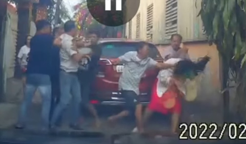 Tháng 4/2022, đại úy Trần Xuân Phương - Phó Đội trưởng thuộc phòng Cảnh sát Quản lý hành chính về trật tự xã hội, Công an tỉnh Bình Dương bị tạm đình chỉ công tác 30 ngày vì có hành vi xô xát xuất phát từ mâu thuẫn trong việc nhắc nhở xe ô tô dừng chiếm lối đi. 