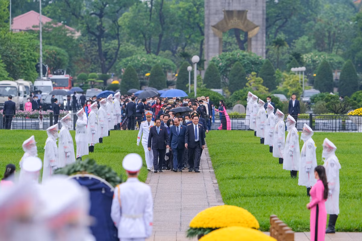 Lanh dao Dang, Nha nuoc va DBQH vao Lang vieng Chu tich Ho Chi Minh