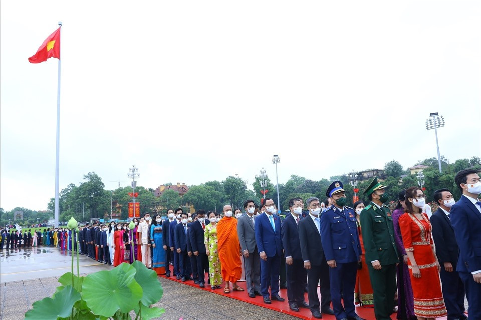 Kỳ họp thứ 3, Quốc hội khóa XV khai mạc tại Hội trường Diên Hồng, Nhà Quốc hội, Thủ đô Hà Nội. Mở đầu phiên làm việc, Quốc hội làm lễ chào cờ. Sau phát biểu khai mạc kỳ họp của Chủ tịch Quốc hội Vương Đình Huệ.