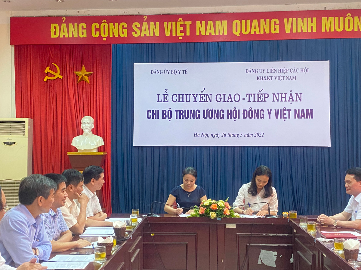 Le chuyen giao va tiep nhan Chi bo Hoi Dong y Viet Nam