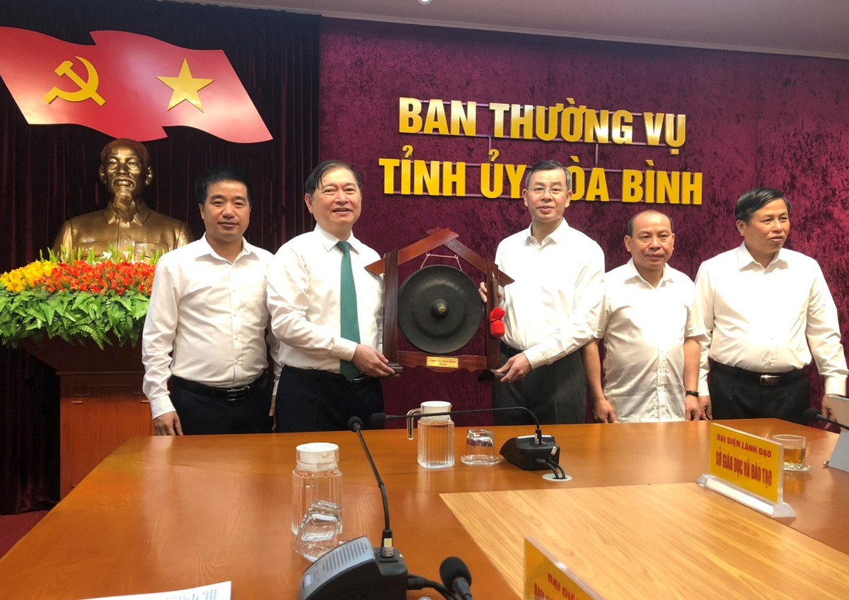 Dang doan Lien hiep Hoi Viet Nam lam viec voi Tinh uy Hoa Binh