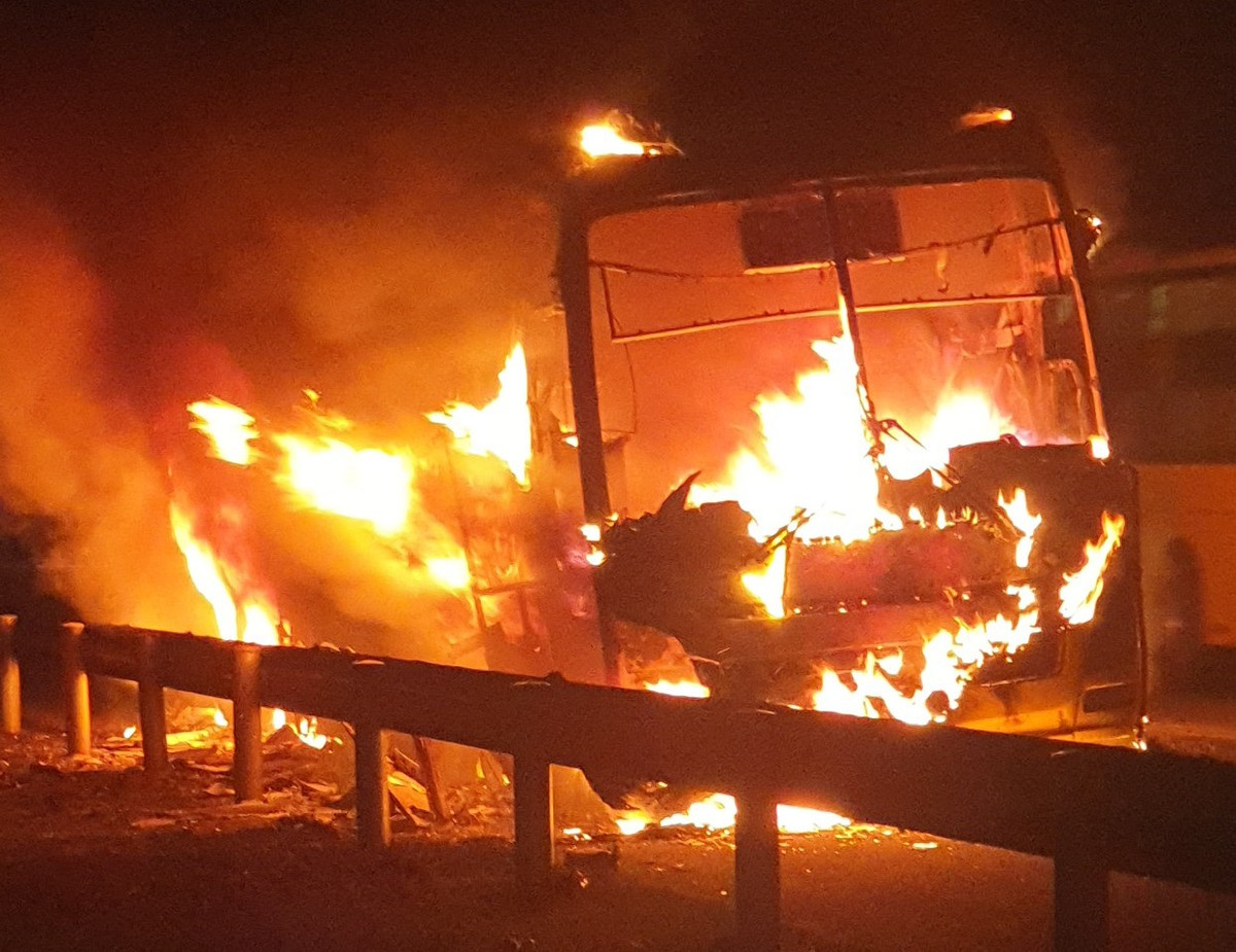 Xe khach giuong nam Ha Son tuyen Lao Cai - Ha Noi boc chay du doi