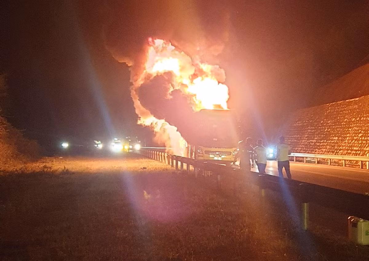 Xe khach giuong nam Ha Son tuyen Lao Cai - Ha Noi boc chay du doi-Hinh-2