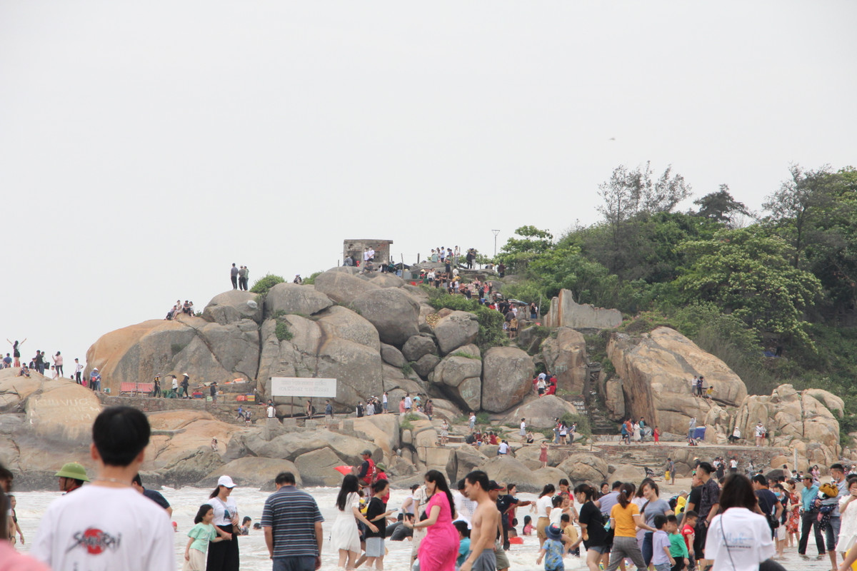 Những mỏm núi đá của dãy núi Trường Lệ vẫn thu hút đông đảo du khách vì tầm nhìn đẹp, thoáng rộng trước thiên nhiên hùng vĩ ở biển Sầm Sơn.