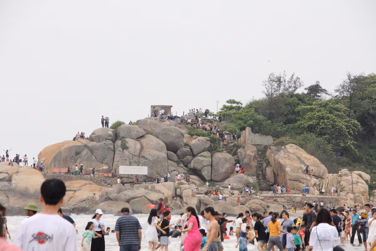 Những mỏm núi đá của dãy núi Trường Lệ vẫn thu hút đông đảo du khách vì tầm nhìn đẹp, thoáng rộng trước thiên nhiên hùng vĩ ở biển Sầm Sơn.