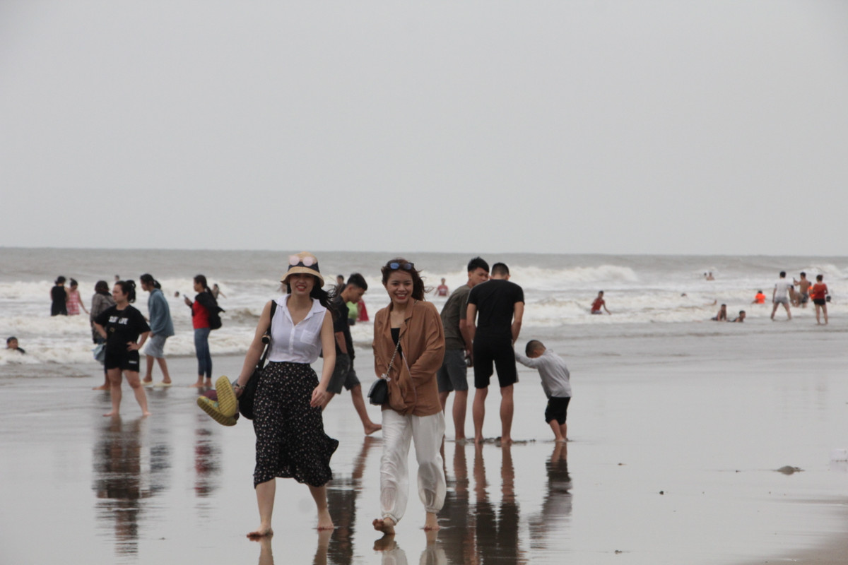 Dạo biển trong cảm giác se lạnh giữa tiết trời hè Sầm Sơn.