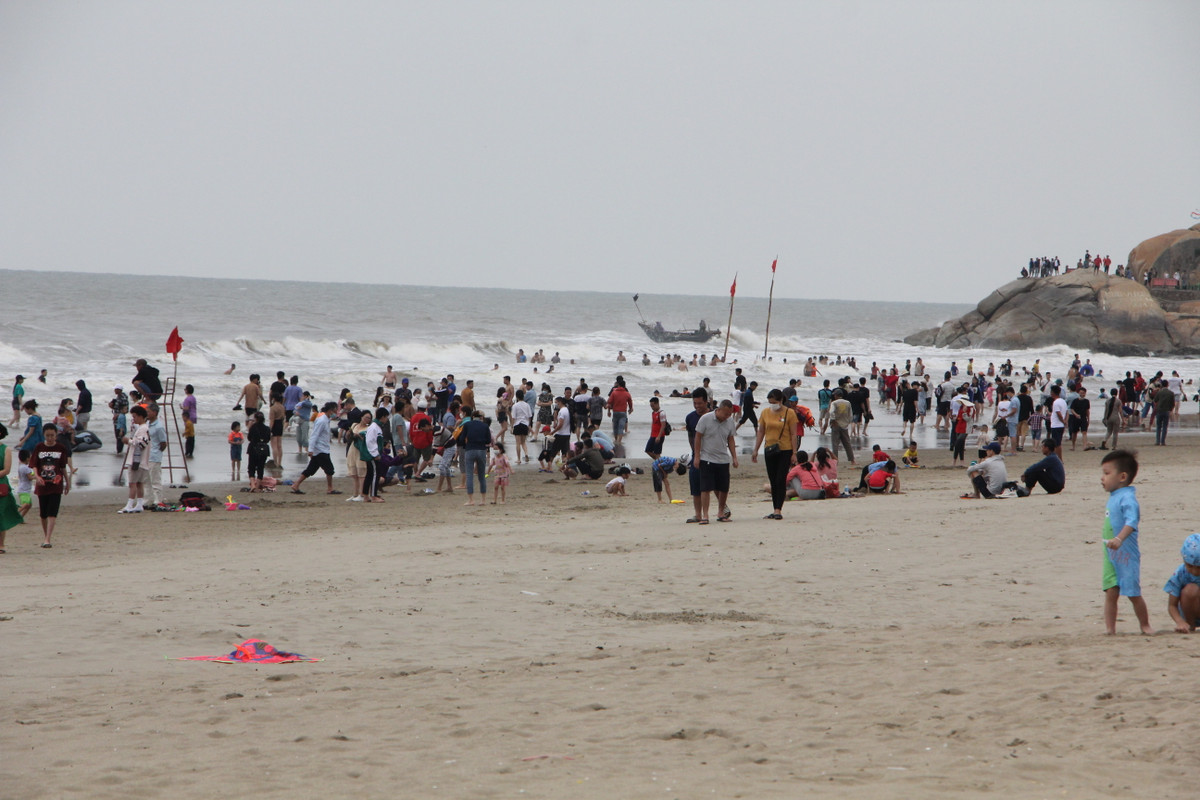 Bien Sam Son se lanh, nuoc duc ngau... du khach mac ao am, tam bien