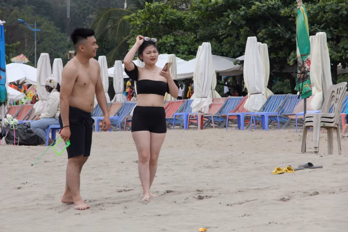 Có những người đến biển Sầm Sơn chỉ để chụp ảnh kỷ niệm.