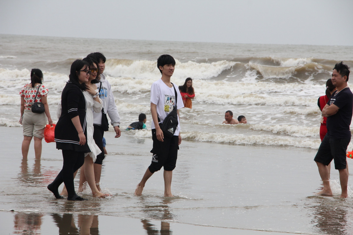 Thời tiết xấu cũng khiến nước biển Sầm Sơn đục, sóng lớn.