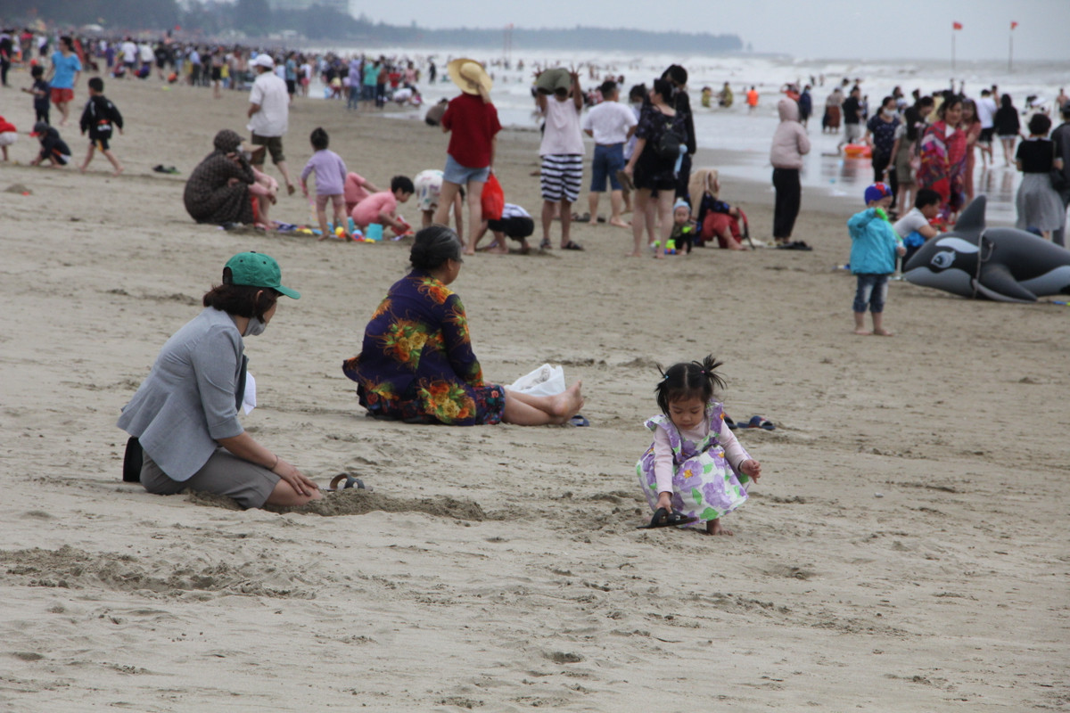 Phần đông các em nhỏ được bố mẹ cho chơi trên bãi cát chứ không tắm biển vì sợ lạnh.