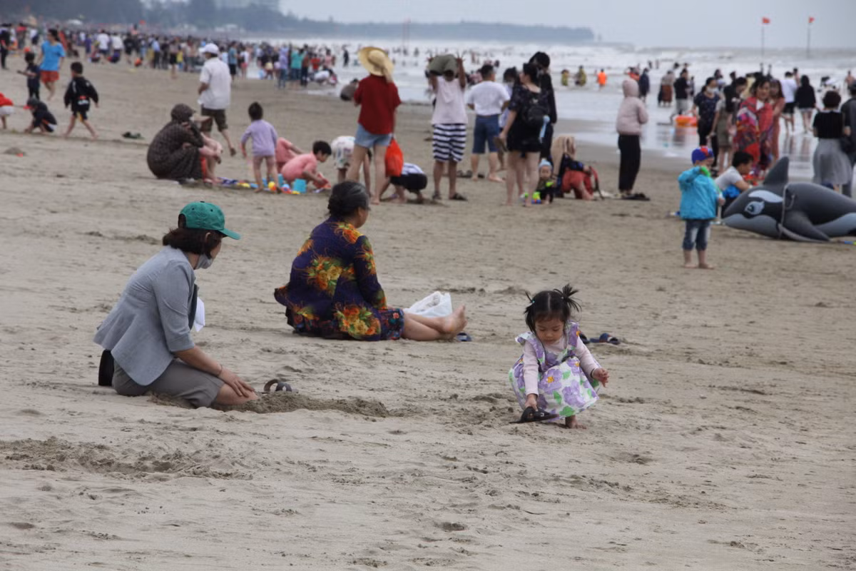 Phần đông các em nhỏ được bố mẹ cho chơi trên bãi cát chứ không tắm biển vì sợ lạnh.