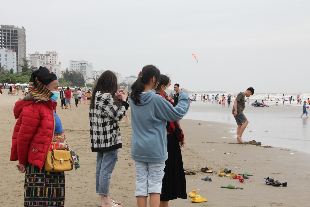 Nhiều du khách cũng chỉ dám đứng trên bờ để ngắm biển chứ không muốn chạm nước.