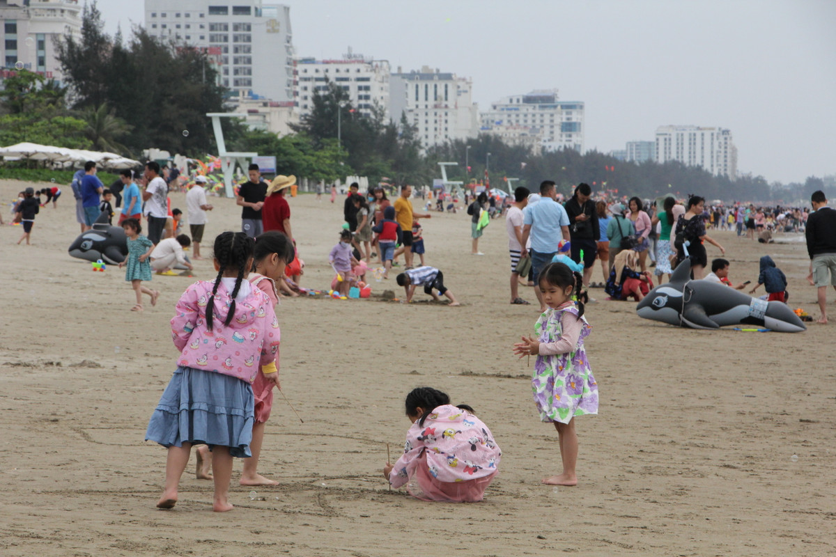 Trời se lạnh nên các em nhỏ ra biển đều được mặ áo khoác ấm để chống cảm lạnh.