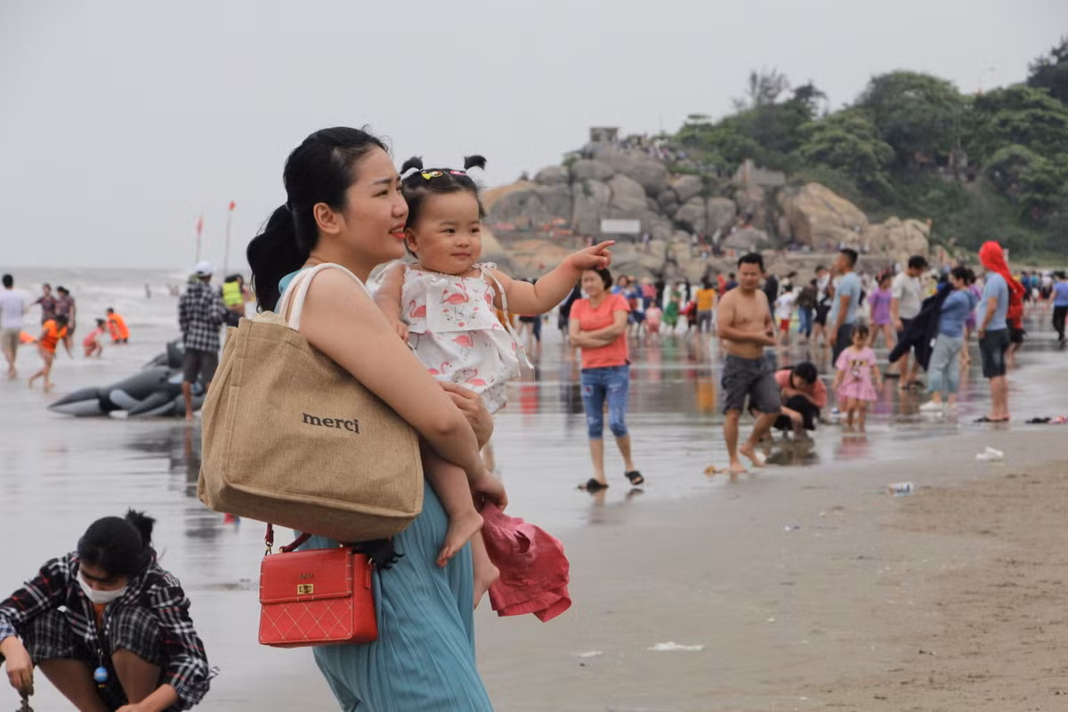 Được ra biển để hít hà không khí trong lành cũng là một điều vui của nhiều người.